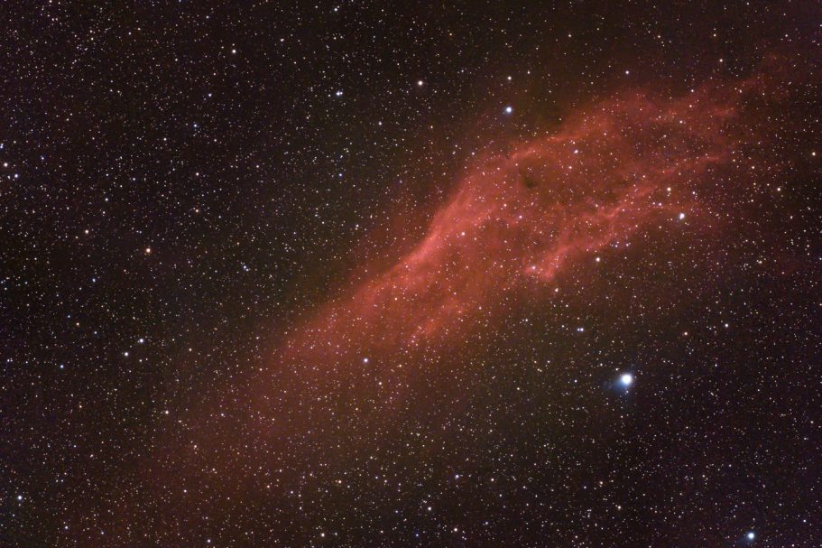 Roter Nebel im Weltraum, umgeben von funkelnden Sternen.