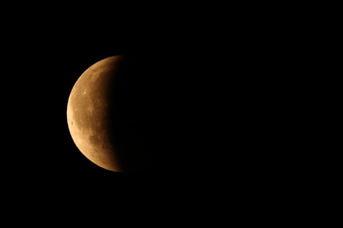 Teilweise Mondfinsternis mit einer schmalen Lichtkante auf der linken Seite.