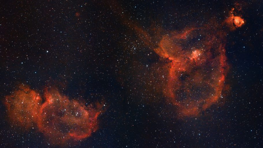 Wunderschöne Nebel mit leuchtenden Rot- und Orangetönen im Weltraum.