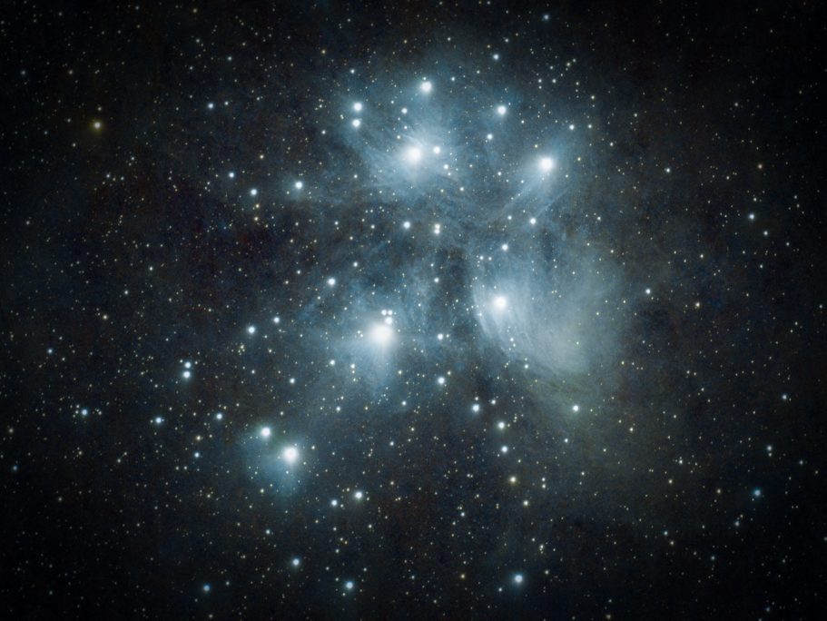 Sternenhaufen mit leuchtenden Sternen und nebligen Hintergrund im Weltraum.