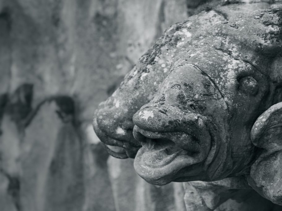 Schwarze und weiße Darstellung einer Fischskulptur mit detaillierten Texturen.